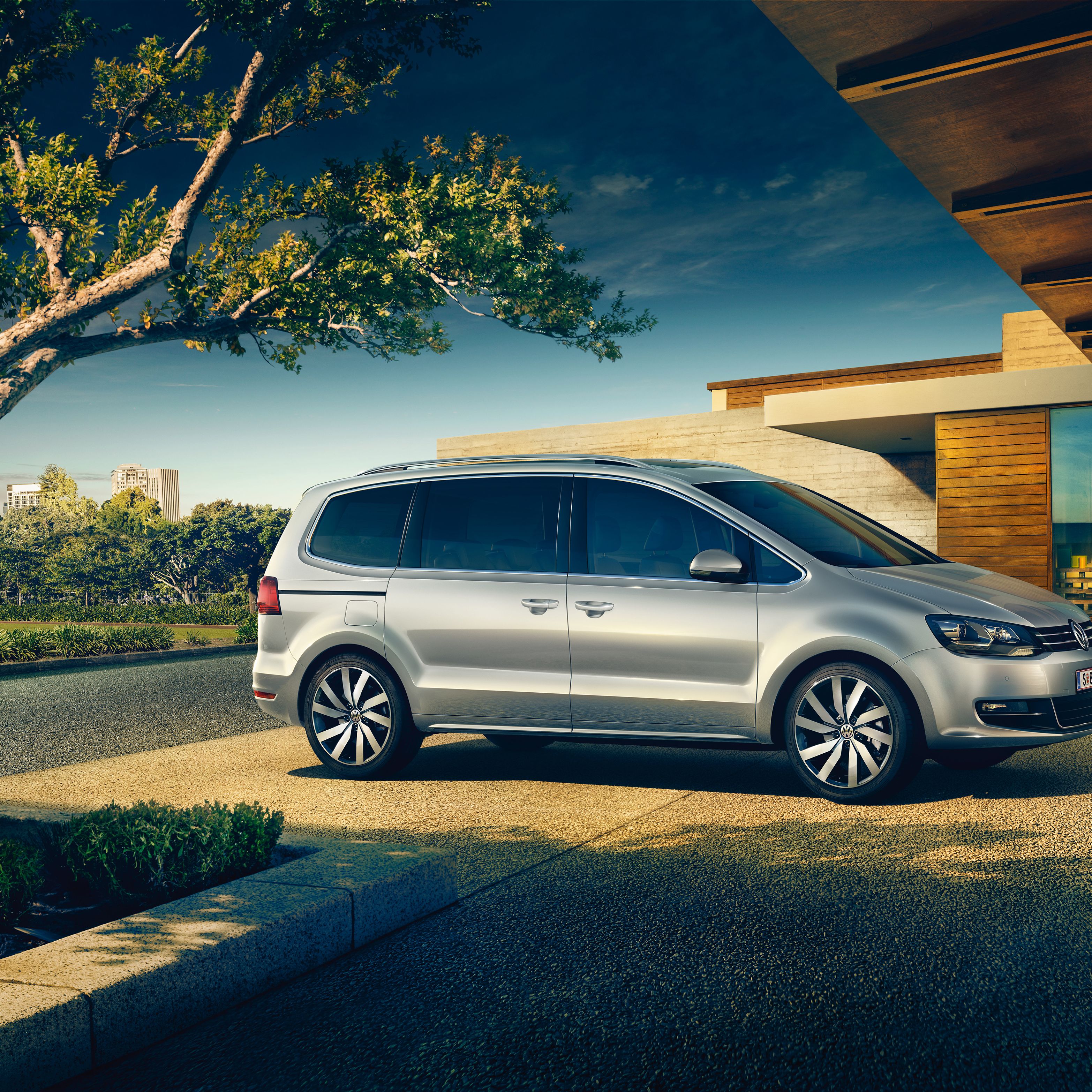 vw touran van modern ház kapubejáróján