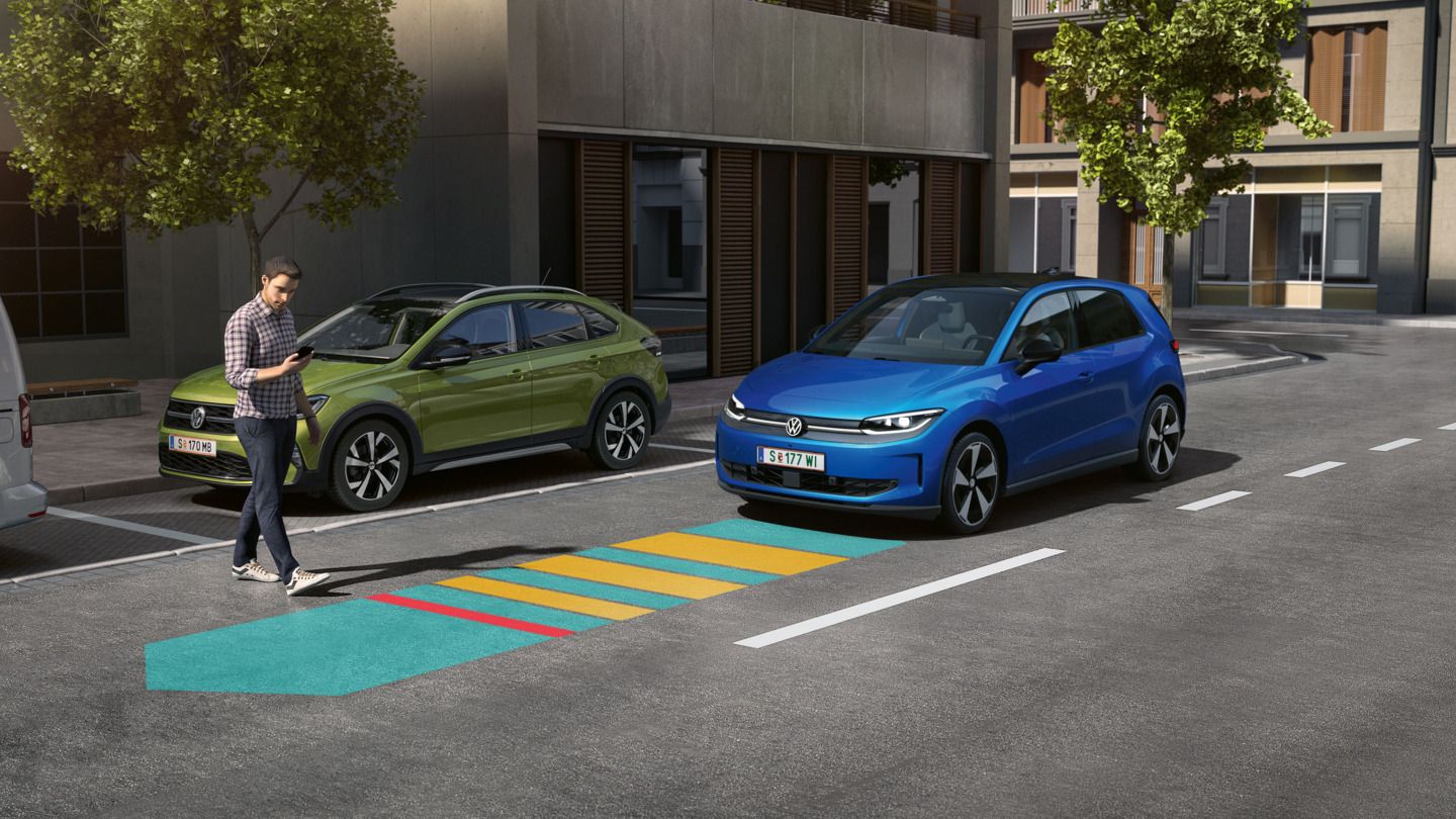 Az illusztráció sematikusan, egy kék VW ID. Polo példáján mutatja be a Front Assist működését
