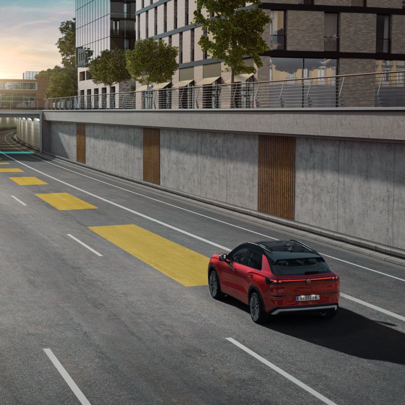 Az illusztráció sematikusan mutatja be egy VW T-Roc alapján az ACC automatikus távolság-szabályozás működési módját.