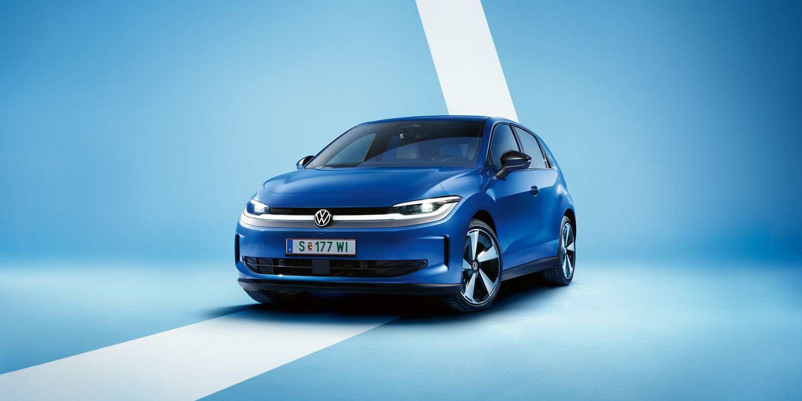 Egy kék VW ID. Polo enyhén elölről-oldalról, világoskék háttér előtt. 