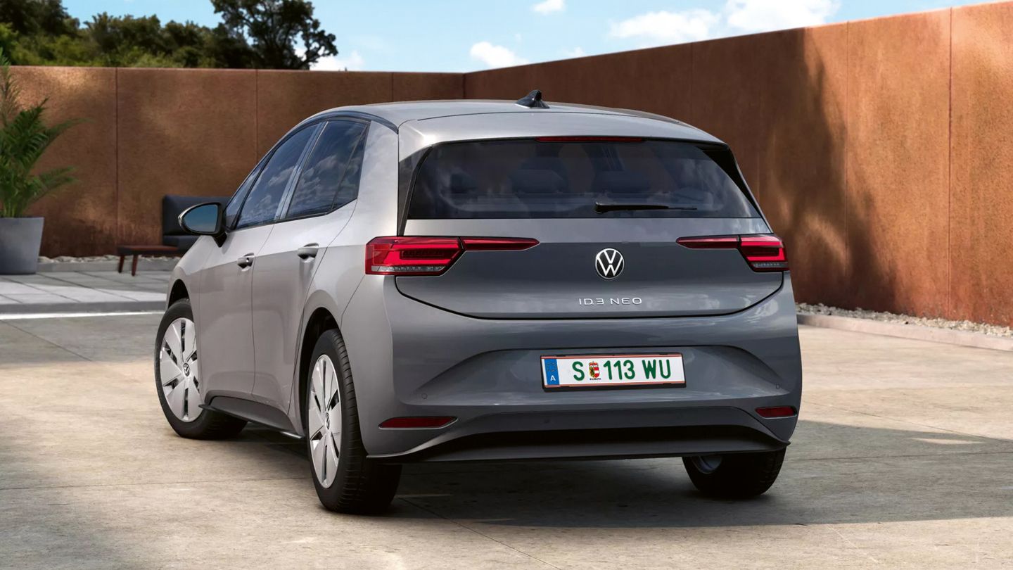 "Egy parkoló VW ID.3 Neo Trend hátulnézete. "