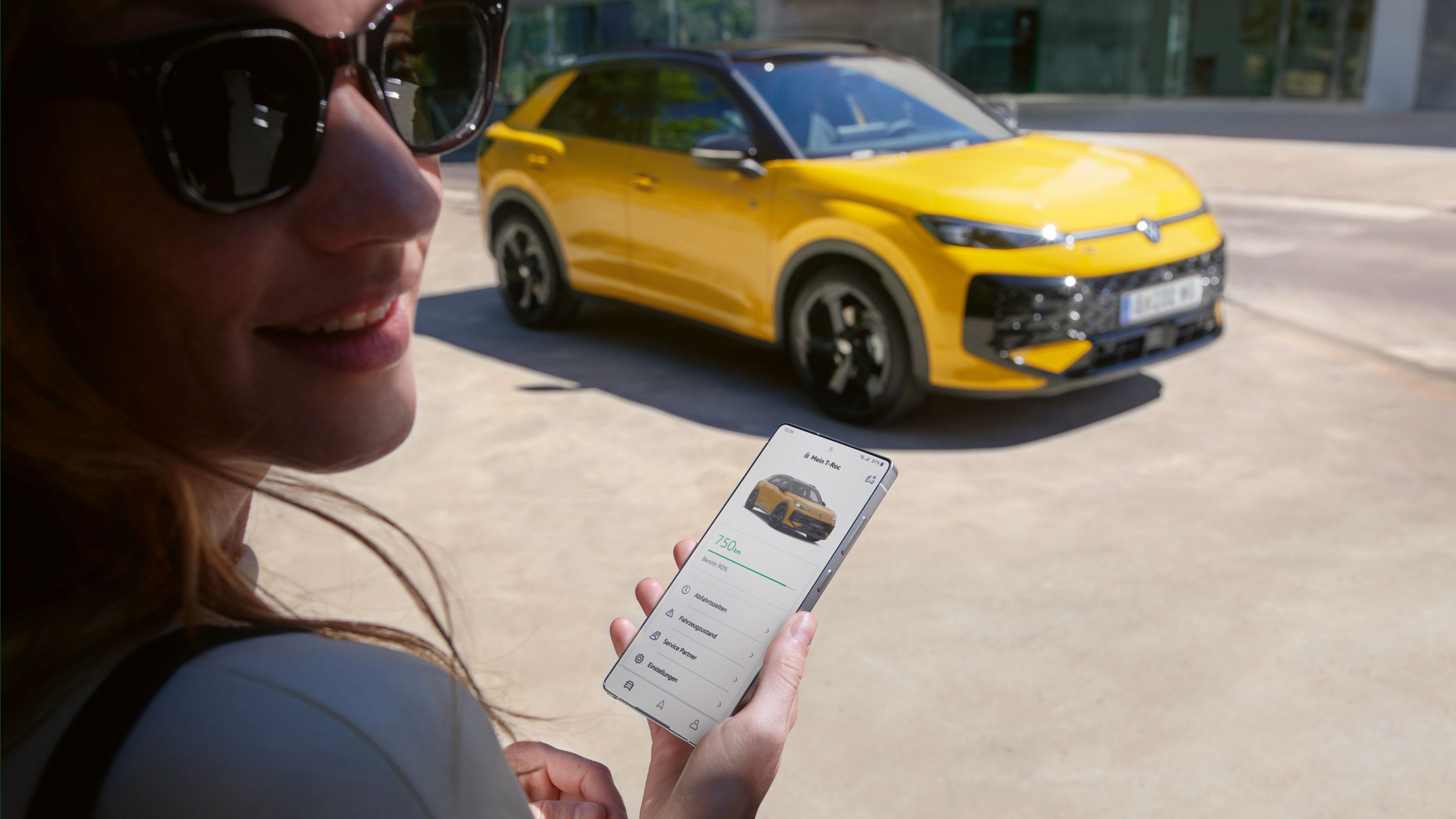 Egy nő kezében tartott telefonján a VW alkalmazás látszik