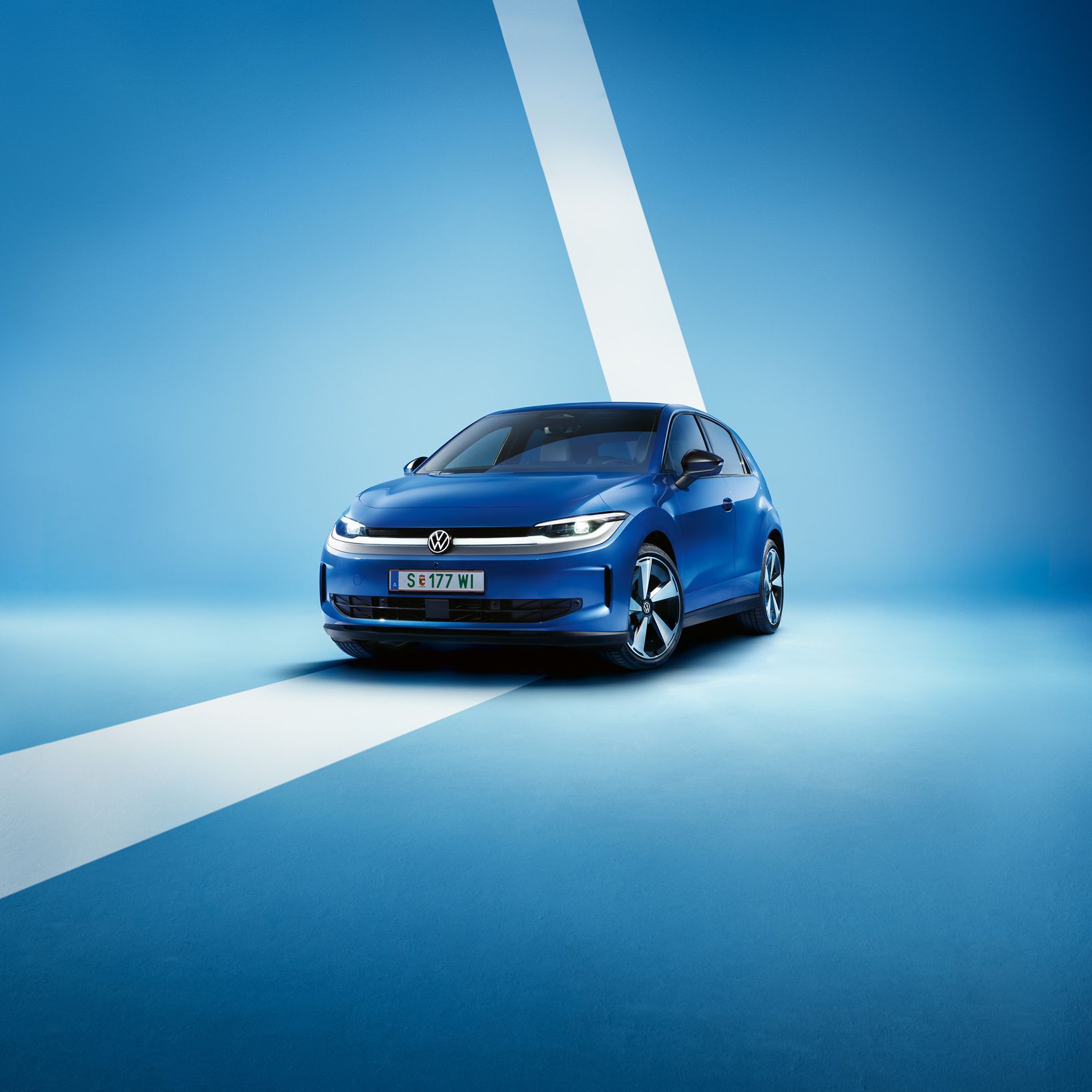 Egy kék VW ID. Polo enyhén elölről-oldalról, világoskék háttér előtt. 