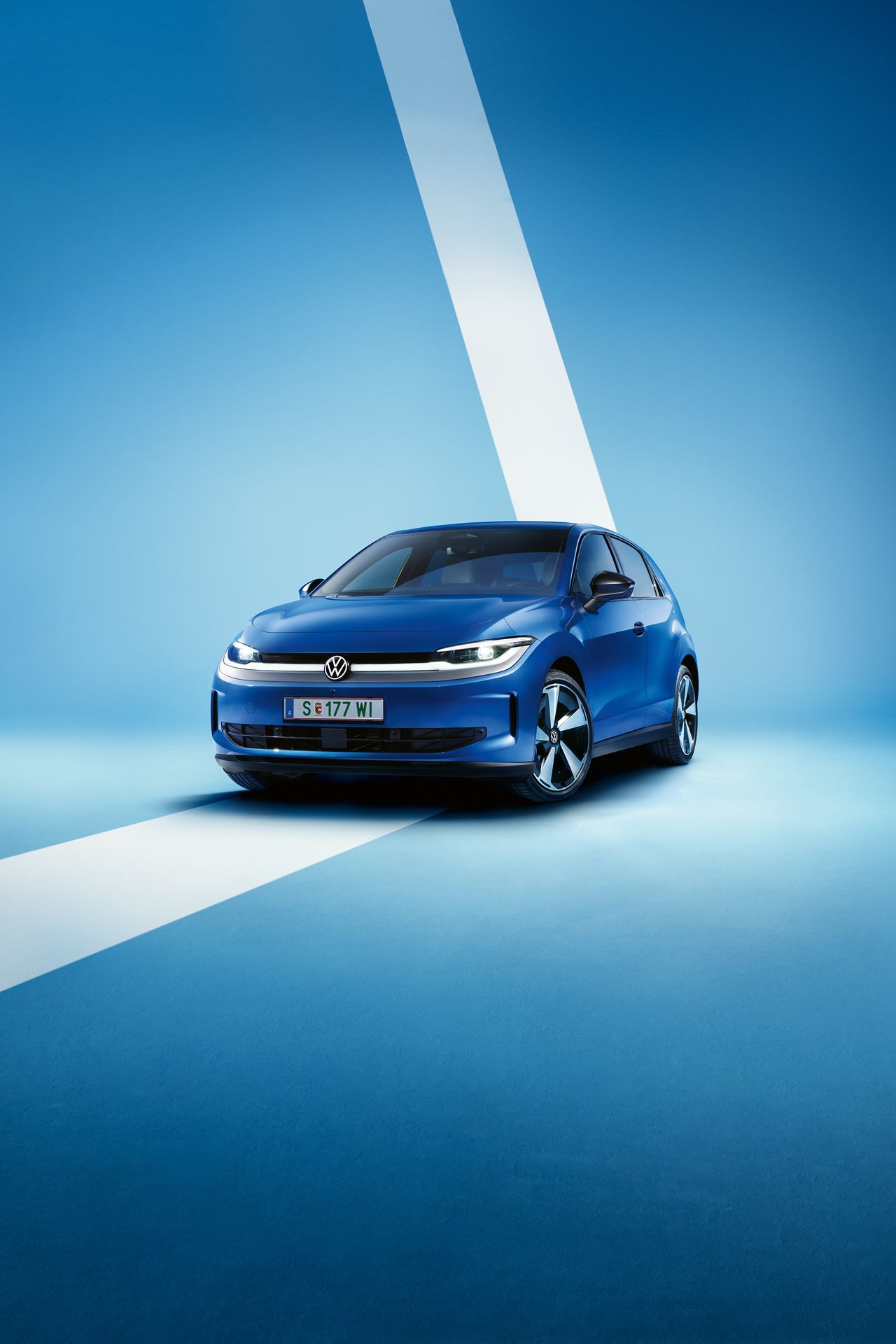 Egy kék VW ID. Polo enyhén elölről-oldalról, világoskék háttér előtt. 