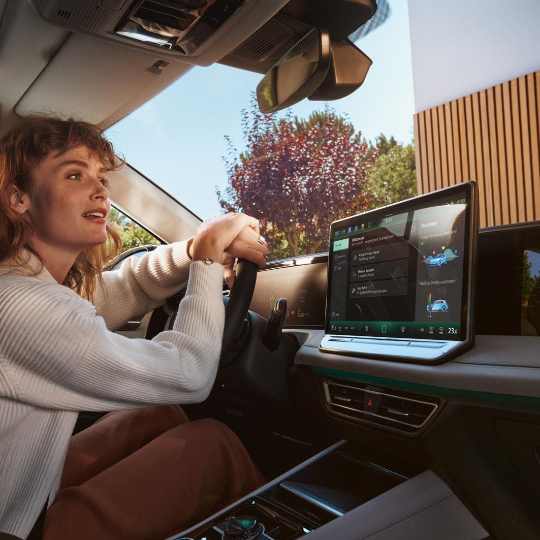 Detailsansicht im Innenraum des VW Tiguan auf das große Display.